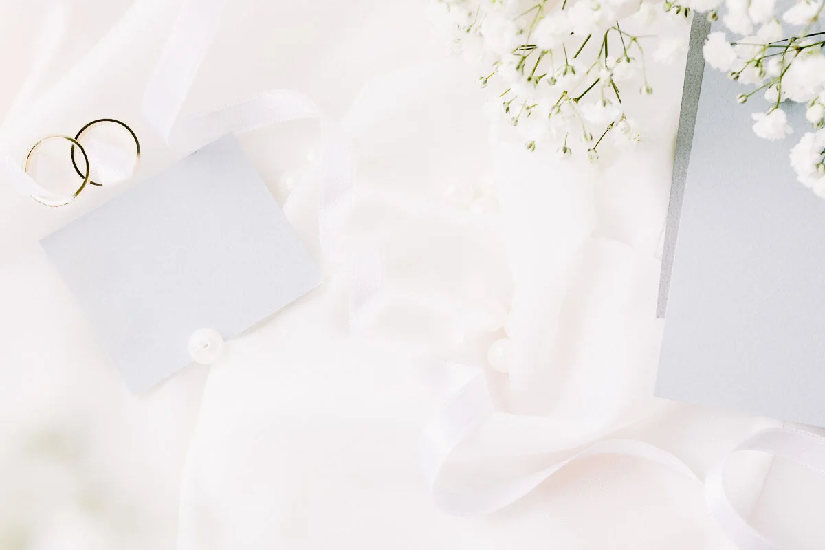 Elegant arrangement of white flowers for a wedding day