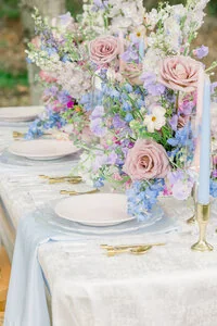 Wedding table with blue and pink floral details